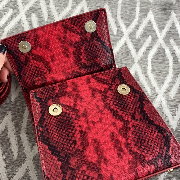 Framed Bag Handbag or Crossbody Red Snakeskin Snap Closure Removable Strap - Picture 4 of 8